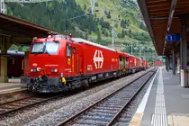 Der Erstfelder SBB L�sch- und Rettungszug 2014 „Uri“ (ein vierteiliger LRZ 14) am 02 August 2019 beim Halt im Bahnhof G�schenen.  

Der L�sch- und Rettungszug wurde 2014 f�r die SBB Infrastruktur, Depot Erstfeld, gebaut und besteht aus dem:
Rettungsfahrzeug 1 - Xtmas 99 85 9174 021-7 CH-SBBI;
Rettungsfahrzeug 2 - Xtmas 99 85 9174 011-8 CH-SBBI;
Tankl�schwagen - Xans 99 85 9375 011-5 CH-SBBI; sowie
Ger�tefahrzeug - Xtmas 99 85 9177 011-5 CH-SBBI

Die vorletzte Generation der L�sch- und Rettungsz�ge (LRZ 2014) ist vierteilig und besteht aus einem Tankl�schwagen, einem Ger�tefahrzeug und zwei Rettungsfahrzeugen. Der Antrieb erfolgt mit je zwei MTU-Dieselpowerpacks (6-Zylinder Turbo geladener Dieselmotor von MTU, Partikelfilter, Turbogetriebe mit eingebautem Retarder und K�hlsystem) nach EU-Abgas-Emissionsstufe IIIA Norm, mit je 390 kW Leistung �ber die beiden Rettungs- sowie das Ger�tefahrzeug (dieselhydraulischer Antrieb). Der L�sch- und Rettungszug hat so eine installierte Gesamtleistung von 2.340 kW, eine H�chstgeschwindigkeit von 100 km/h und kann Anh�ngelasten von 940 Tonnen bei einer Steigung von 27 Promille bewegen.

Der Tankl�schwagen ist nicht selbstfahrend, er ist als Steuerwagen ausgef�hrt, daher auch die Gattungsbezeichnung Xans. Er besitzt zwar einen Deutz 6-Zylinder- Dieselmotor (mit 238 KW Leistung) mit vollautomatischem Partikelfilter, einer und angeflanschtem Pumpenaggregat von Vogt, dieser wird aber nur Wasser- und Schaummittelpumpen ben�tigt. 

Der gesamte Atemluftvorrat des Zuges betr�gt 1.980.000 Normliter und wird in 132 Speicherflaschen, die ein Volumen von 50 Litern haben, mit 300 Bar Druck gelagert. An verschiedenen Orten in den Innenr�umen und auf den Plattformen sind Anschl�sse f�r die Atemluftversorgung vorhanden. Daran k�nnen separate Atemschutzmasken oder das tragbare Atemschutzger�t mit Geber- und Nehmerschlauch angeschlossen werden. Alle F�hrerstandkabinen sind druckdicht und verf�gen �ber eine Atemluftversorgung, welche einen �berdruck erzeugt. In den F�hrerstandkabinen des Ger�tefahrzeugs und des Tankl�schwagens ist zus�tzlich ein Bedienpult f�r die Feuerl�schtechnik eingebaut. Zwischen 4 und 5 Stunden ist ein autonomer Betrieb des LRZ m�glich.

Im Einsatz wird der Zug in zwei Einheiten geteilt. Die erste Einheit aus Ger�tefahrzeug und Tankl�schwagen (mit 780 kW Antriebsleistung) dient der Feuerbek�mpfung und dem Bergungsarbeiten. Die zweite Einheit (mit 1.560 kW Antriebsleistung), bestehend aus zwei Rettungsfahrzeugen �bernimmt im Shuttleverkehr den Personentransport zu einem sicheren Ort.

F�r den Gotthard-Basistunnel (GBT) werden zwei dieser LRZ 14 vorgehalten, dieser steht beim neuen Erhaltungs- und Interventionszentren (EIZ) Erstfeld und ein weiterer beim EIZ Biasca. F�r jeden Zug wird rund um die Uhr (7x24 h) eine Besatzung mit je 5 Mann vorgehalten. Die Mannschaften der L�sch- und Rettungsz�ge sind an deren Standorten kaserniert. Das erm�glicht, dass sie auch in der Nacht innerhalb weniger Minuten einsatzbereit sind. Die Z�ge sind innerhalb 5 Minuten startklar. Im Ereignisfall erfolgt dann eine entsprechende Verst�rkung durch externe Einsatzkr�fte, wie Feuerwehr, Sanit�t, etc..

Technische Daten Rettungsfahrzeug 1 und 2:
Ausr�stung Rettungscontainer:
Au�enluftunabh�ngiger Hauptraum mit leichtem �berdruck, zug�nglich durch Schleusenraum;
Platz f�r etwa 60 Personen oder 40 Personen und 6 Liegen
20 Atemschutzger�te mit angeschlossenem Geber- und Nehmerschlauch 
Tragbahren faltbar, Rettungsbretter, Schaufelbahren, Vakuummatratzen
Material f�r lebensrettende Sofortma�nahmen und Sanit�tsmaterial
Anschl�sse f�r die Versorgung von Patienten mit Medizinsauerstoff
Raum�berwachungsger�te f�r Sauerstoff und Kohlendioxid
Brandschutzausr�stung der Mannschaft (Jacken, Hosen, Stiefel, Helme) 
Explosionsmessger�t und W�rmebildkameras
Ausr�stung Rettungsplattform
Treppenmodul2 Schwenkarme mit Kettenzug
2 Feste LED Scheinwerfer
Pr�f- und Erdungsgarnituren f�r die Fahrleitung 

TECHNISCHE DATEN (Fahrzeug):
Hersteller Basisfahrzeug: Windhoff Bahn- und Anlagentechnik GmbH
Basisfahrzeug Typ: WINDHOFF MPV
Hersteller Rettungscontainer und Atemluftanlage: Dr�ger Safety AG
Spurweite: 1.435 mm (Normalspur)
Achsfolge: Bo´Bo´
Eigengewicht: ca. 70.000 kg
Max. Zuladung: 7.000 kg
L�nge �ber Puffer:  22.060 mm
Drehzapfenabstand: 15.500 mm
Achsabstand im Drehgestell: 2.600 mm
Treibraddurchmesser: 920 mm (neu)
H�he der Containerauflage: 1.220 mm
H�chstgeschwindigkeit: 100 km/h (eigen und geschleppt)
Leistung: 2 x 390 kW
Dieselmotor: 2 x MTU-Dieselpowerpack (6-Zylinder Turbo geladener Dieselmotor von MTU, Partikelfilter, Turbogetriebe mit eingebauten Retarder und K�hlsystem)
Kleinster befahrbarer Gleisbogen: R 120 m

Technische Daten Tankl�schwagen (Xans 99 85 9375 0xx-x CH-SBBI):
Ausr�stung Tankl�schwagen:
1 Frontmonitor an F�hrerkabine, Leistung 800 l/Min. bei 8 Bar, Wurfweite ca. 35 m (Wasser)
1 Wasser-/Schaumwerfer auf Kabinendach, Leistung 2400 l/Min. bei 8 Bar, Wurfweite ca. 70 m (Wasser), ca. 60 m (Schaum)
Fahrzeugfront, Selbstschutzd�sen 2 � 75 l/Min. und 1 � 150 l/Min.
Abg�nge getrennt f�r Wasser – Wasser/Schaum
Aufbaubarer Wasser-/Schaumwerfer mit 1200 l/Min.
Aufbaubare Hydroschilder mit 720 und 1800 l/Min.
feste LED-Scheinwerfer
Schlauchmaterial 1.000 m (Schlauchgr��en 40 mm, 55 mm, 75 mm)
Teilst�cke, Hohlstrahlrohre, Schwer- und Kombischaumrohre
Handfeuerl�scher (Schaum, CO2)
Pr�f- und Erdungsgarnituren f�r die Fahrleitung

Maschinenraum Tankl�schwagen:
Dieselmotor Deutz (238 kW / 324 PS), 6 Zylinder mit vollautomatischem Partikelfilter welcher die Abgasnorme Stage IIIB erf�llt und angeflanschtem Pumpenaggregat von Vogt
Druckpumpe 6000 l/Min. bei 10 Bar
Schaummittelpumpe 500 l/Min., 0–6 % Zumischrate
Hochdruckpumpe 500 l/Min. bei 40 Bar

TECHNISCHE DATEN (Fahrzeug):
Hersteller Untergestell: Josef Meyer AG
Hersteller Fahrzeug Oberbau: Windhoff Bahn- und Anlagentechnik GmbH (Fabriknummer 2752)
Hersteller Atemluftanlage: Dr�ger Safety AG
Hersteller Feuerl�schtechnik: Vogt AG
Spurweite: 1.435 mm (Normalspur)
Achsfolge: 2´2´ (nicht selbstfahrend / Xans)
Anzahl der Achsen: 4 in zwei Drehgestellen
L�nge �ber Puffer:  17.040 mm
Drehzapfenabstand: 12.000 mm
Achsabstand im Drehgestell: 1.800 mm
Eigengewicht: 41.000 kg
Dienstgewicht 90.000 kg
L�schwasservorrat: 45.000 Liter
Schaumextrakt-Vorrat: 1.500 Liter

Technische Daten Ger�tefahrzeuge:
Arbeitsmodul/Generator:
Generator 65 kVA f�r Bordnetz, Dieselmotor Deutz (erf�llt Abgasnorm IIIB, ausger�stet mit einer integrierten Abgasnachbehandlung und aktiver Regeneration mittels eines DPF/Brenners).
Atemluftfilteranlage und Abf�llstation f�r tragbare Atemluftflaschen.

Feuerl�schanlage:
1 Frontmonitor an F�hrerkabine, Leistung 800 l/Min. bei 8 Bar, Wurfweite ca. 35 m (Wasser)
1 Wasser-/Schaumwerfer auf Kabinendach, Leistung 2400 l/Min. bei 8 Bar, Wurfweite ca. 70 m (Wasser), ca. 60 m (Schaum)
Fahrzeugfront, Selbstschutzd�sen 2 � 75 l/Min. und 1 � 150 l/Min.

Ausr�stung:
Motorspritze (Typ 1, mobil, 800 l/Min. bei 8 Bar, resp. nach Umbau Lenzpumpe 2700 l/Min. bei 1,5 Bar mit Saugschl�uchen)
Diverses �lwehrmaterial – �lbindemittel, Feuerl�scher (Schaum, Pulver, CO2), Werkzeug, Explosionsgesch�tzte Handlampen und W�rmebildkameras
Beleuchtungsmaterial – Scheinwerfer (1.000 W)
ELRO-Pumpe mit Saug-/Druckschl�uchen
Schienenrollwagen
Rettungskettens�ge, Trennschleifer, Rettungsschere/Rettungsspreizer, Pioniermaterial, Leiter und Absperrmaterial
Evakuierungsstege
Hilfskupplungen f�r Fahrzeuge mit automatischer Kupplung
Kran Palfinger PC 3800 mit Seilwinde

TECHNISCHE DATEN (Fahrzeug):
Hersteller Basisfahrzeug: Windhoff Bahn- und Anlagentechnik GmbH
Basisfahrzeug Typ: WINDHOFF MPV
Hersteller Arbeitsmodul: Dr�ger Safety AG
Hersteller Feuerl�schtechnik: Vogt AG
Spurweite: 1.435 mm (Normalspur)
Achsfolge: Bo´Bo´
Eigengewicht: 71.900 kg
Dienstgewicht: 80.000 kg
L�nge �ber Puffer:  22.060 mm
Drehzapfenabstand: 15.500 mm
Achsabstand im Drehgestell: 2.600 mm
Treibraddurchmesser: 920 mm (neu)
H�he der Containerauflage: 1.220 mm
H�chstgeschwindigkeit: 100 km/h (eigen und geschleppt)
Leistung: 2 x 390 kW
Dieselmotor: 2 x MTU-Dieselpowerpack (6-Zylinder Turbo geladener Dieselmotor von MTU, Partikelfilter, Turbogetriebe mit eingebauten Retarder und K�hlsystem)
Kleinster befahrbarer Gleisbogen: R 120 m

Quellen: SBB und Anschriften
Stand (�berarbeitung): September 2025


