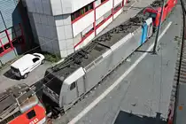 Blick aufs Dach der Rpool/RCCIT 186 251, als diese am Nachmittag des 30.06.2018 zwischen einer 1144er und der 1016 019 in der Zfl. Innsbruck abgestellt stand und auf ihren nächsten Einsatz wartete.