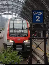 Vy BM 75 570 als Lokaltog nach Voss am 22. August 2019 im Bahnhof Bergen.