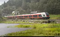 Norwegisches Wetter in einem Bild: Manchmal regnet es, manchmal scheint die Sonne, und manchmal beides gleichzeitig. BM 75 163 als Lokaltog Bergen - Voss am 22. August 2019 zwischen Stanghelle und Dale.