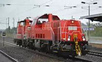 DB Cargo AG (D)  261 037-6  (NVR-Nummer: 92 80 1261 037-6 D-DB) mit  363 219-7  (NVR-Nummer: 9880 3 363 219-7 D-DB) am Haken als Loküberführung Richtung? 09.09.19 Bahnhof Flughafen Berlin Schönefeld.