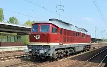 LEG mit  132 004-3  [NVR-Nummer: 92 80 0232 204-0 D-LEG] am 28.08.19 Durchfahrt Bahnhof Flughafen Berlin Schönefeld.