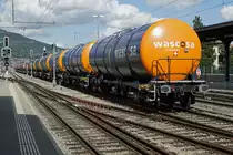 BIPPERLISI.
Impressionen zum Öltransport auf dem Dreischienengleis zwischen Oberbipp und Niederbipp vom 9. September 2019.
Wegen dem Klimawandel und der Greta haben diese Schweröltransporte keine rosige Zukunft mehr. Schon bald sind sie Geschichte.
Foto: Walter Ruetsch