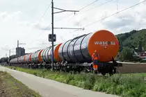BIPPERLISI.
Impressionen zum Öltransport auf dem Dreischienengleis zwischen Oberbipp und Niederbipp vom 9. September 2019.
Wegen dem Klimawandel und der Greta haben diese Schweröltransporte keine rosige Zukunft mehr. Schon bald sind sie Geschichte.
Foto: Walter Ruetsch