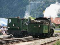 Dampflok G 4/5 Nr. 107  Albula  rangiert an das andere Wagenende, um kurze Zeit sp�ter den zweiten Dampfpendel nach Thusis zu f�hren. Links daneben wartet Nr. 1  Rh�tia , die erst beim dritten Pendel, dann in Doppeltraktion, an der Reihe ist. Bonaduz 10.6.2007.
