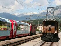 Treffen der Generationen: Glacier-Express mit Ge 4/4 I Nr. 608  Madrisa  aus Davos-Platz mit den neuesten Panoramawagen (Premiere 2006) begegnen dem 77 Jahre �lteren  Krokodil Ge 6/6 I Nr. 414 (Baujahr 1929) in Bonaduz beim Bahnhofsfest am 10. Juni 2007.