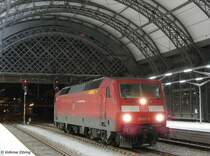 Was sonst der BR 101 obliegt, hat diesmal 120 157 getan: den EC 371 von Hamburg nach Dresden gebracht. Nun wartet sie knapp zwei Stunden bis sie den EC 170 aus Budapest zur Weiterfahrt nach Berlin �bernehmen kann - Dresden Hbf, 20.01.2007
