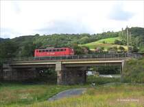 Eine 140er �berquert die Flutbr�cke bei Niederwartha. Seit der vorigen Bundestagswahl ist an der Br�cke  Mit Fr. Merkel in jeden Bush-Krieg !  zu lesen. - 26.06.2007
