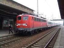 Ein �u�erst seltener Gast in Mecklenburg-Vorpommern! BR 110 203 steht hier am 26.01.04 im Greifswalder Hbf mit einem Leerzug bestehend aus 13 ehemaligen InterRegio-Wagen, welche alle Z-gestellt wurden und nun �berf�hrt werden. Leider kann ich keine Aussage dar�ber machen, wohin diese Waggons �berf�hrt wurden. Links ist zu sehen, wie der Lokf�hrer schnell aus der Lok h�pfte, um sich eine kurze Kaffeepause zu g�nnen.