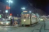 Århus / Aarhus Århus Sporveje SL 2 (Tw 18 + Bw 59) Banegårdspladsen / Århus H (: Aarhus Hbf.). Zeit: Kurz nach Mitternacht in der Nacht zwischen dem Samstag dem 6. und dem Sonntag dem 7. November 1971. - Der Zug fährt als der letzte bis Marienlund. - Scan eines Farbnegativs. Film: Kodak Kodacolor X. Kamera: Kodak Retina Automatic II.
