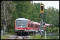 Personenzug nach München fährt mit Steuerwagen 928247-6 voraus am 4.10.2005 um 14.05 Uhr in Schwabhausen ein.