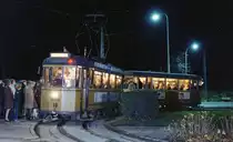 Århus / Aarhus Århus Sporveje (ÅS): Der Tw 18 und der Bw 59 halten am 7. November 1971, kurz nach Mitternacht, als letzter Zug der ÅS auf der SL 1 in der Endstellenschleife in Marienlund. - Scan eines Farbnegativs. Film: Kodak Kodacolor X. Kamera: Kodak Retina Automatic II.