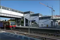 Wiederaufgebaute Fußgängerbrücke -

Beim Umbau des Bahnhofes Berlin-Ostkreuz wurde die historische Fußgängerbrücke auf der Westseite der unteren Bahnsteige zunächst abgebrochen und später wieder originalgetreu aufgebaut und im Dezember 2018 fertiggestellt.

21.08.2018 (M)