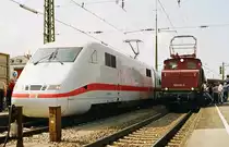 04. September 2004, ICE-Taufe im Bahnhof Freilassing, natürlich auf den Namen der Grenzstadt. Triebkopf ICE 401 556 steht neben der als historisches Gegenstück aus Garmisch herbeigeorderte E69 05.