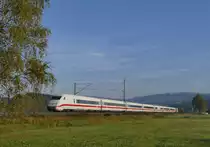 19. Oktober 2017, ICE  Wuppertal  (Tz 202) fährt bei Neukenroth als ICE 715 Berlin - München in den sonnigen Herbsttag.