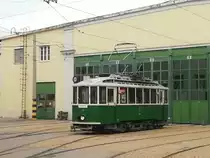 Graz. Wagen 121 fuhr am 14.09 2019 zum Publikunstag
am Grazer Hauptbahnhof. Der Wagen ist hier bei der
Ausfahrt aus der Remise Steyrergasse zu sehen. 