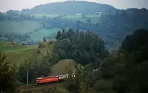 Im September 1986 fährt eine 1044 mit einem Schnellzug die Tauernnordrampe zwischen Schwarzach-St. Veit und Loifarn hinauf. Mit dem zweigleisigen Ausbau wurde dieser Abschnitt aufgelassen.