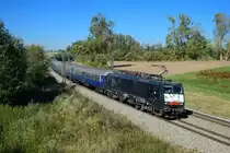 189 986 mit einem Sonderzug am 03.10.2013 bei Langenisarhofen.