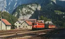 1046 020-2 kommt im September 1986 mit einem Regionalzug aus Amstetten in Hieflau an