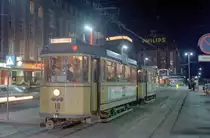 Århus / Aarhus Århus Sporveje (ÅS) SL 1: Der letzte Zug der ÅS bestehend aus dem Triebwagen 18 und dem Beiwagen 59 hält an der Hst. Banegårdspladsen / Århus H. Zeit: Kurz nach Mitternacht am 7. November 1971. Die Garnitur fährt in Richtung Dalgas Avenue. An dieser Endstelle befindet sich der Betriebshof. - Scan eines Farbnegativs. Film: Kodak Kodacolor X. Kamera: Kodak Retina Automatic II.