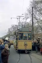 Århus / Aarhus Århus Sporveje am 7. November 1971: Der geschmückte Tw 15 in der Dalgas Avenue. - Die Einstellung der beiden Straßenbahnlinien mit dem Feiern der Umstellung auf Dieselbusbetrieb durch eine Straßenbahnkavalkade war der Anfang von einer langen Epoche ohne einen öffentlichen schienengebundenen Stadtverkehr in Århus. Erst im Dezember 2017 begannen wieder Straßenbahnen die Fahrgäste zwischen Aarhus H und dem Universitätskrankenhaus in Skejby zu bedienen; damit wuchs die Qualität des öffentlichen Verkehrs in Århus. - Scan eines Farbnegativs. Film: Kodak Kodacolor X. Kamera: Kodak Retina Automatic II. 