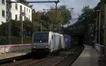 185 677-2 von Railtraxx kommt aus Richtung Köln,Aachen-Hbf mit einem P&O-Containerzug aus Oradea(RO) nach Zeebrugge(B) und ffährt durch Aachen-Schanz in Richtung Aachen-West.
Aufgenommen vom Bahnsteig von Aachen-Schanz.
Am 17.9.2019.