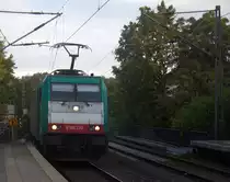 186 220 von Crossrail kommt aus Richtung Aachen-West mit einem GTS-Containerzug aus Zeebrugge-Ramskapelle(B) nach Piacenza(I) und fährt durch Aachen-Schanz in Richtung Aachen-Hbf,Aachen-Rothe-Erde,Stolberg-Hbf(Rheinland)Eschweiler-Hbf,Langerwehe,Düren,Merzenich,Buir,Horrem,Kerpen-Köln-Ehrenfeld,Köln-West,Köln-Süd. Aufgenommen vom Bahnsteig von Aachen-Schanz.
Am Morgen vom 17.9.2019.