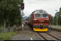 Vy Di 4 655 mit dem Tageszug von Trondheim nach Bodø erreicht am 1. September 2019 den Bahnhof Mosjøen.

