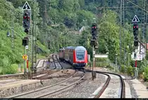 DABpbzfa 767.2 (50 80 86-81 060-5 D-DB) mit Schublok 111 165-7 von DB Regio Baden-Württemberg als verspäteter RE 4226 von Lindau Hbf nach Stuttgart Hbf erreicht den Bahnhof Geislingen(Steige) auf der Bahnstrecke Stuttgart–Ulm (Filstalbahn | KBS 750).
Aufgenommen am Ende des Bahnsteigs 1.
[26.7.2019 | 17:49 Uhr]