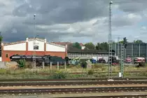 Das historische Bahnbetriebswerk Gera aus dem fahrenden Zug gesehen am 19. September 2019.
Ersichtlich sind nicht erkennbare Dampf- und Diesellokomotiven.
Foto: Walter Ruetsch