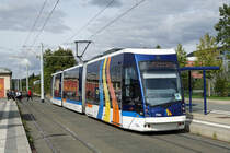 Strassenbahn Jena.
ALT UND NEU -  Bombardier Niederflurwagen GT 6M-ZR und Solaris Tramino bei Jena-Göschwitz am 19. September 2019.
Foto: Walter Ruetsch