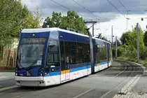 Strassenbahn Jena.
ALT UND NEU -  Bombardier Niederflurwagen GT 6M-ZR und Solaris Tramino bei Jena-Göschwitz am 19. September 2019.
Foto: Walter Ruetsch