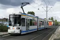Strassenbahn Jena.
ALT UND NEU -  Bombardier Niederflurwagen GT 6M-ZR und Solaris Tramino bei Jena-Göschwitz am 19. September 2019.
Foto: Walter Ruetsch