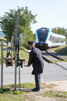 Fast schon Tradition ist das bedienen der Schrankenanlage in Wetzleinsdorf. 
Unter den strengen Blicken eines Betriebsbediensteten werden die  Prügel   noch von Hand gekurbelt. 
21.09.2019