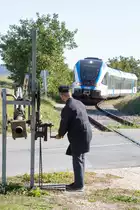 Fast schon Tradition ist das bedienen der Schrankenanlage in Wetzleinsdorf. 
Unter den strengen Blicken eines Betriebsbediensteten werden die  Prügel   noch von Hand gekurbelt. 
21.09.2019