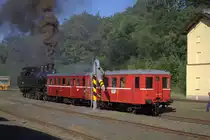 Hier erhält Hurvinek einen Dampfvorspann. 21.09.2019  10:20 Uhr.
354 195 setzt sich mächtig qualmend an die Spitze des Zuges.