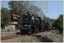 555 3008 an der Spitze vor 555 0153 des Fotosonderzuges PN 90052 von Světlá nad Sázavou nach Benešov u Prahy am 22.9.2019 bei der Einfahrt in Vlastějovice. Hier kam 555 3008 wegen der Brücken und dem zu hohen Gewicht von zwei Loks an der Spitze an das Zugende.