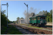 Nur zwei Stück Dampftriebwagen der Reihe kkStB 1.0 wurden gebaut,  M 124.001  Komárek  (BJ 1904) wurde fahrfähig erhalten und ist heute im Eisenbahnmuseum Lužná u Rakovníka beheimatet. Das Foto zeigt ihn am 21.9.2019 bei einer Pendelfahrt zw. Krupá und Lužná als 11109 bei der Ausfahrt aus Krupá inkl. netter Eisenbahnnachwuchskraft. Insgesamt hat die Wiener Maschinenfabrik Komarek neun Stück Dampftriebwagen gebaut.