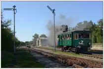 Nur zwei Stück Dampftriebwagen der Reihe kkStB 1.0 wurden gebaut,  M 124.001  Komárek  (BJ 1904) wurde fahrfähig erhalten und ist heute im Eisenbahnmuseum Lužná u Rakovníka beheimatet. Das Foto zeigt ihn am 21.9.2019 bei einer Pendelfahrt zw. Krupá und Lužná als 11109 bei der Ausfahrt aus Krupá inkl. netter Eisenbahnnachwuchskraft. Insgesamt hat die Wiener Maschinenfabrik Komarek neun Stück Dampftriebwagen gebaut.