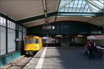 Ein Zug, ein Standort, drei Bilder -

Einfahrt eines U-Bahnzuges geführt vom Typ A3L92 in die untere Ebene der Station Gleisdreieck. Die obere Station der Linien U1 und U3 ragt in die Halle der U2-Ebene, im Bild der grüne 'Kasten' über der Treppe.

22.08.2019 (M)
