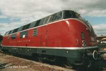 V200-007 auf dem Dampflokfest in Osnabr�ck 2003. Die Lok wurde 1956 vom Hersteller Maschinenbau Kiel (MaK) an die DB ausgeliefert. Bis zu ihrer Ausmusterung am 31.12.1984 tat sie ihren Dienst. Seit 1985 ist sie Museumslok im Bestand des Eisenbahnmuseums N�rnberg und wird nach wie vor zu Sonderfahrten 
eingesetzt. Insgesamt 136 Maschinen vom Typ V200 beschaffte die Bahn von 1953 bis 1965. Sie wurden im Reise- und G�terzugbetrieb auf Hauptbahnen eingesetzt.