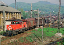 05. Mai 1991, ein Blick von der Straßenbrücke der Linzer Bundesstraße auf den Rangierbahnhof Salzburg, Lok 1063 020 ist am Ablaufberg schwer beschäftigt.