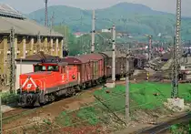 05. Mai 1991, ein Blick von der Straßenbrücke der Linzer Bundesstraße auf den Rangierbahnhof Salzburg, Lok 1063 020 ist am Ablaufberg schwer beschäftigt.