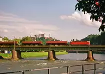 16. Mai 2001 Salzburg, ein mit einer Lok der BR 1044 bespannter Güterzug der ÖBB fährt über die Salzachbrücke in Richtung Deutschland. 