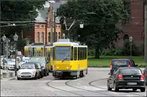 Durch ein Gleisdreieck -

... fährt in Berlin-Köpenick ist hier eine KT4D-Straßenbahn auf der Linie 62. Sie kommt aus der Kirchstraße und fährt weiter auf die Dammbrücke.

18.08.2010 (M)