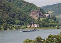 Bahn am Mittelrhein. Ein 460 der MRB in der Nähe der Clemenskapelle zu Füßen der Burg Reichenstein. Trechtlinghausen, Juni 2019.