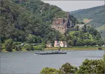 Bahn am Mittelrhein. Ein 460 der MRB in der Nähe der Clemenskapelle zu Füßen der Burg Reichenstein. Trechtlinghausen, Juni 2019.