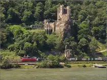 Bahn am Mittelrhein. Ein Vectron der DB unter der Burg Rheinstein. Trechtlinghausen, Juni 2019.