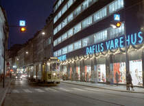 København / Kopenhagen Københavns Sporveje SL 5 (Tw 541 + Bw 15**) København K, Zentrum, Nørregade / Krystalgade im Dezember 1971. - Das Ambiente der SL 5 veränderte sein Äußeres, wenn diese wichtige Linie zwischen ihren beiden Endstellen Husum und Formosavej unterwegs war. Auf dem Bild hält der Tw 541 mit seinem Bw an der Haltestelle in der engen Nørregade am damals noch existierenden, sehr bekannten Warenhaus  Daells Varehus . - Scan eines Farbnegativs. Film: Kodak Kodacolor X. Kamera: Kodak Retina Automatic II.