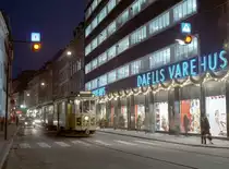København / Kopenhagen Københavns Sporveje SL 5 (Tw 541 + Bw 15**) København K, Zentrum, Nørregade / Krystalgade im Dezember 1971. - Das Ambiente der SL 5 veränderte sein Äußeres, wenn diese wichtige Linie zwischen ihren beiden Endstellen Husum und Formosavej unterwegs war. Auf dem Bild hält der Tw 541 mit seinem Bw an der Haltestelle in der engen Nørregade am damals noch existierenden, sehr bekannten Warenhaus  Daells Varehus . - Scan eines Farbnegativs. Film: Kodak Kodacolor X. Kamera: Kodak Retina Automatic II.